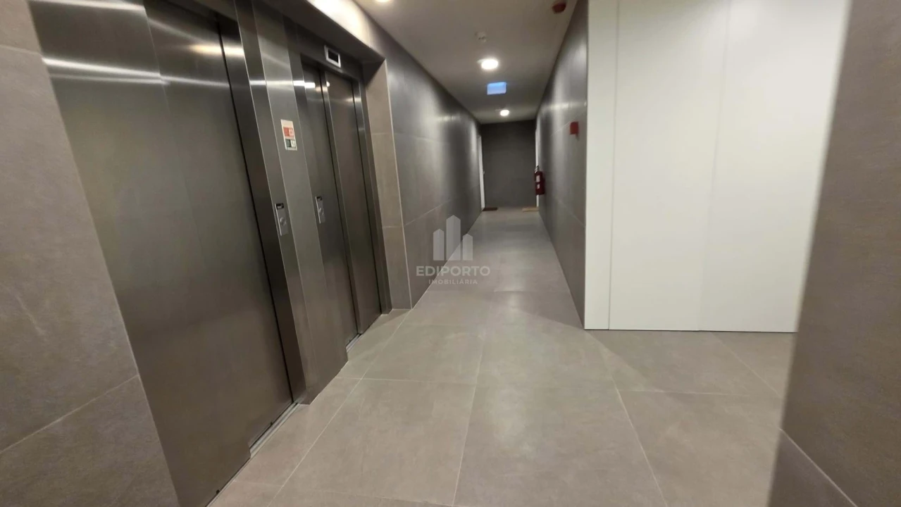 Apartamento T2 para Arrendamento em Santa Marinha Foto 24