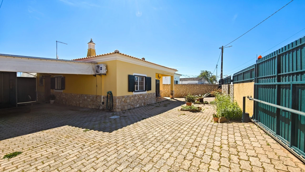 Moradia T3 para Venda em Guia Foto 24