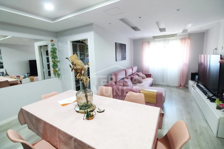 Apartamento T4 para Venda em Santo Antonio da Charneca Foto 1