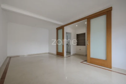 Apartamento T4 para Arrendamento em Areeiro
