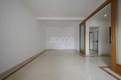 Apartamento T4 para Arrendamento em Areeiro