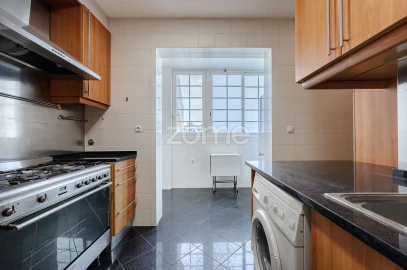 Apartamento T4 para Arrendamento em Areeiro