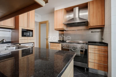 Apartamento T4 para Arrendamento em Areeiro