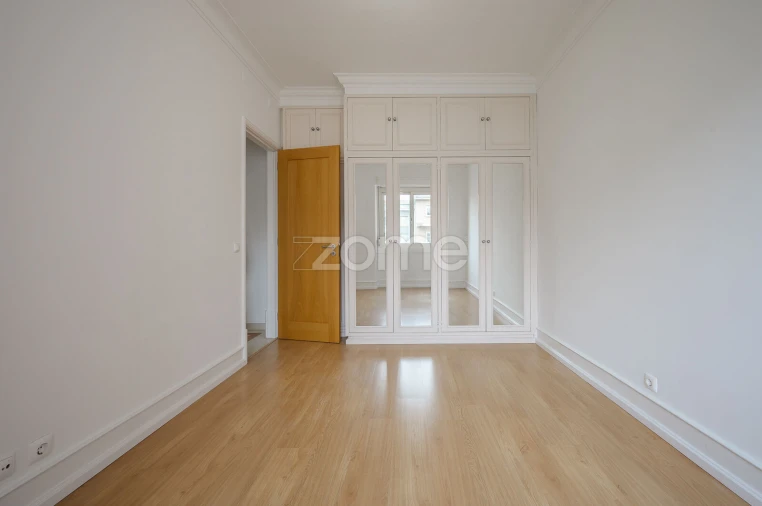 Apartamento T4 para Arrendamento em Areeiro Foto 8