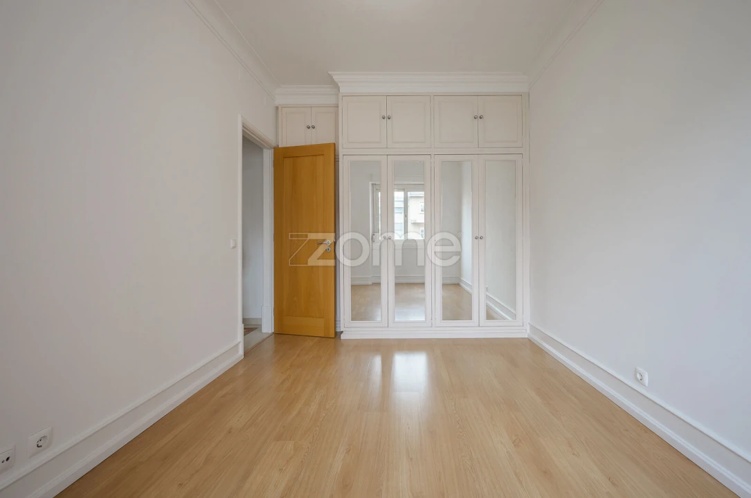Apartamento T4 para Arrendamento em Areeiro Foto 8