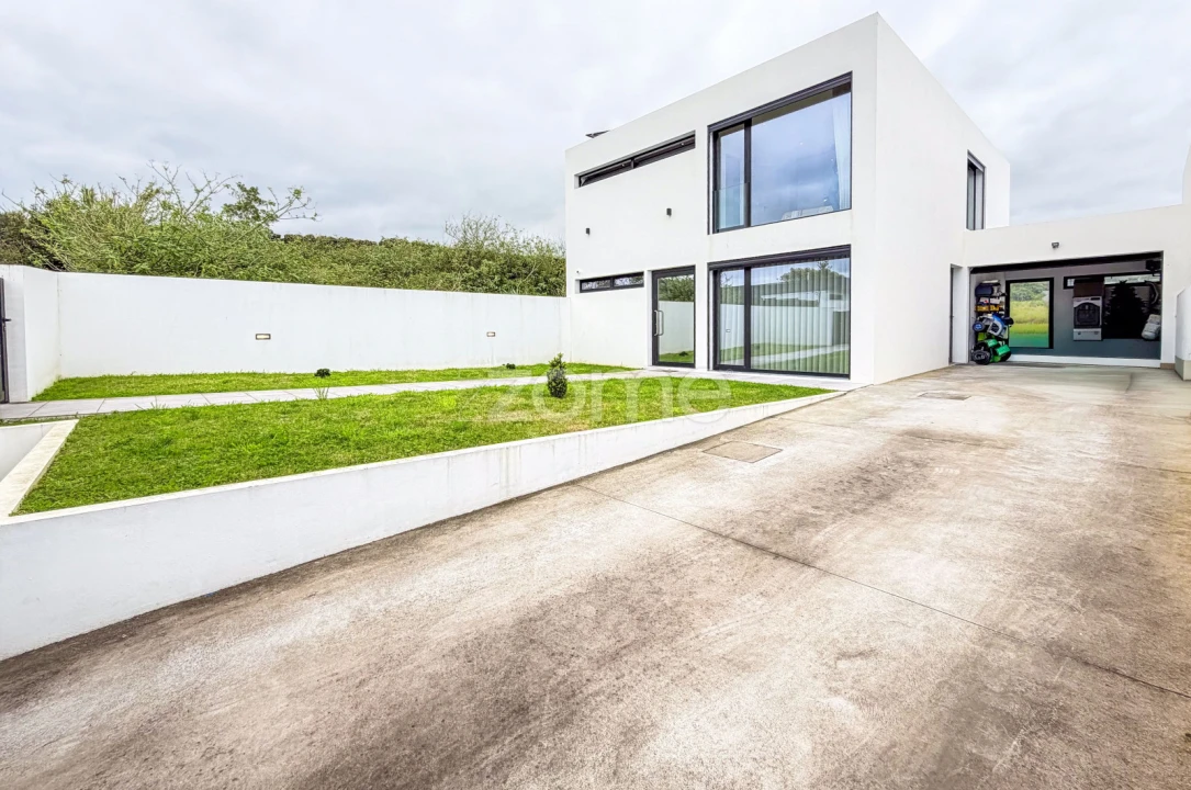 Moradia T4 para Venda em Cabouco Foto 2