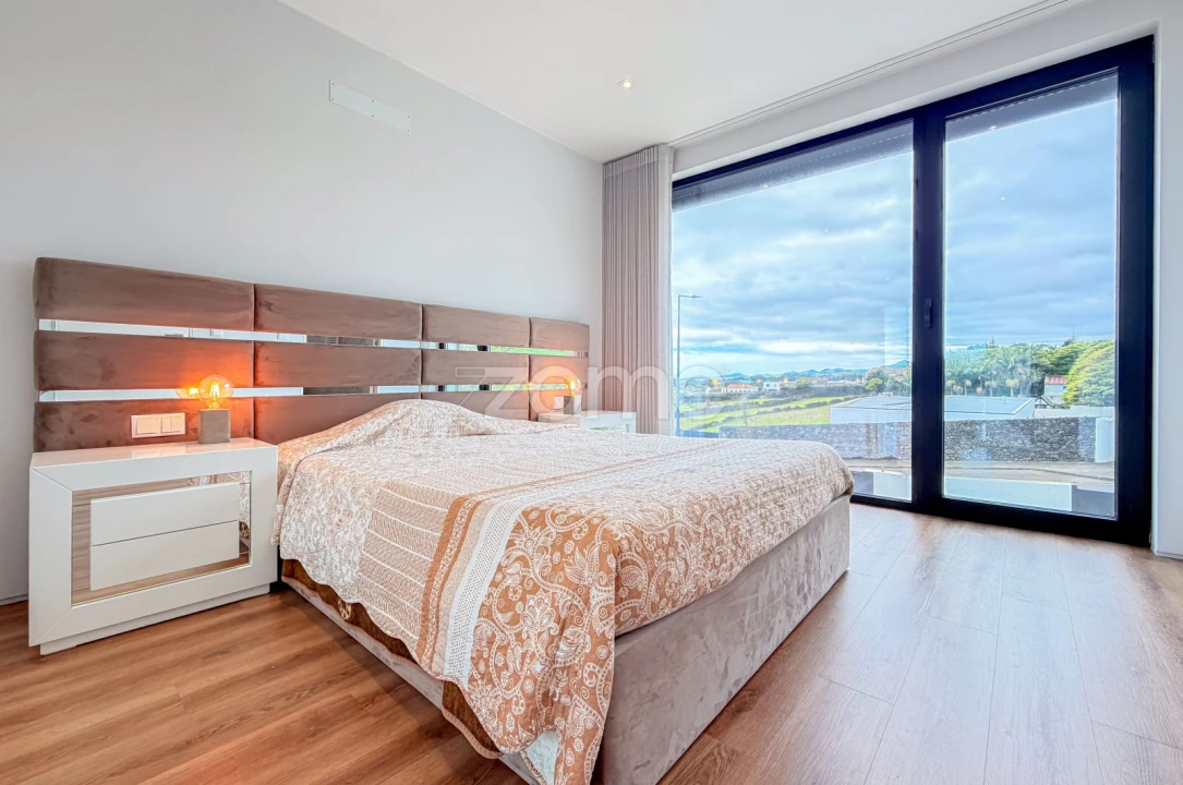 Moradia T4 para Venda em Cabouco Foto 24