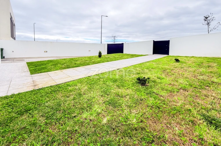 Moradia T4 para Venda em Cabouco Foto 28