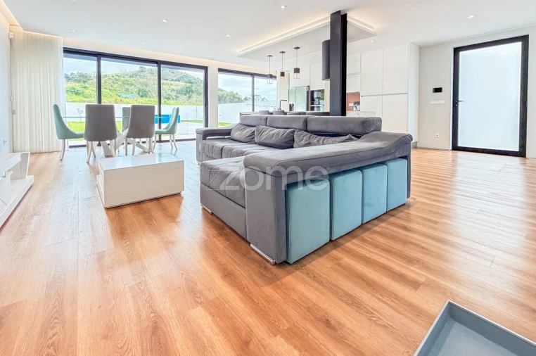 Moradia T4 para Venda em Cabouco Foto 7