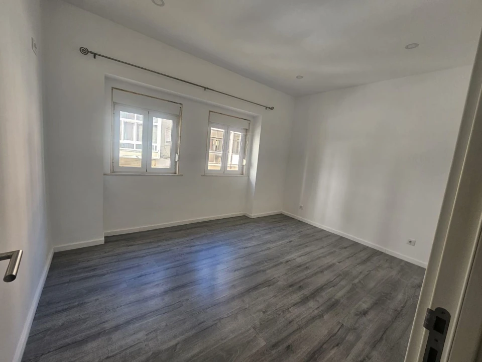 Apartamento T3 para Arrendamento em Queluz e Belas Foto 2