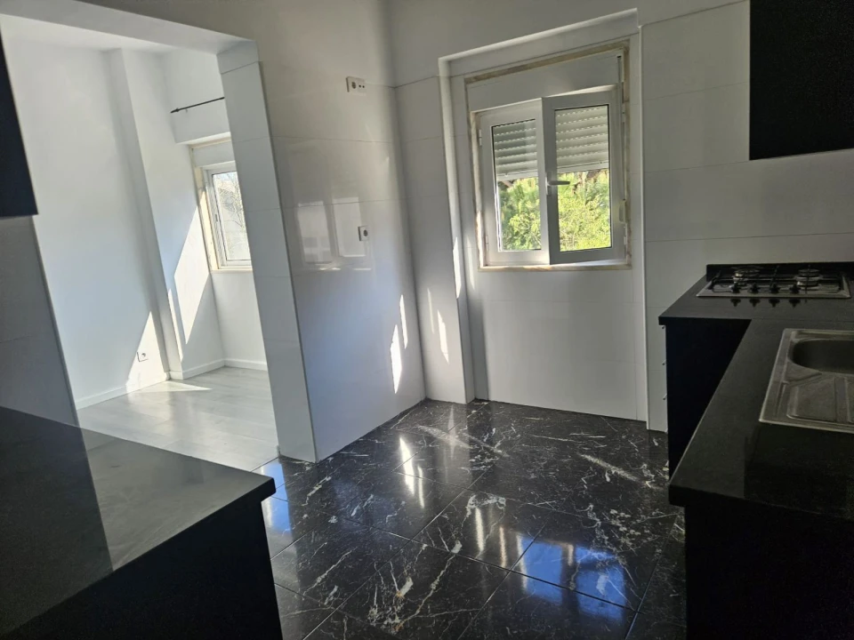 Apartamento T3 para Arrendamento em Queluz e Belas Foto 1