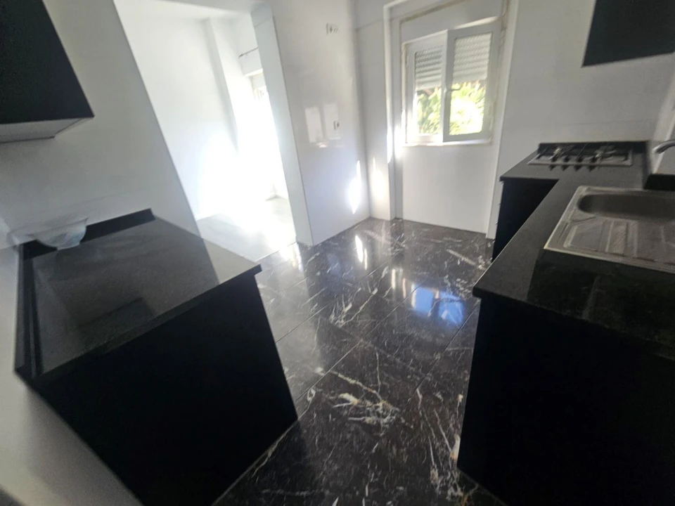 Apartamento T3 para Arrendamento em Queluz e Belas Foto 4