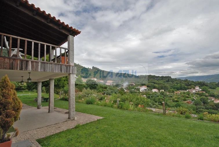 Quinta T3 para Venda em Santa Cruz do Douro e São Tomé de Covelas Foto 1