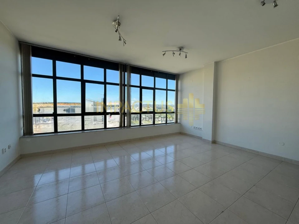 Loja para Arrendamento em Castêlo da Maia Foto 2