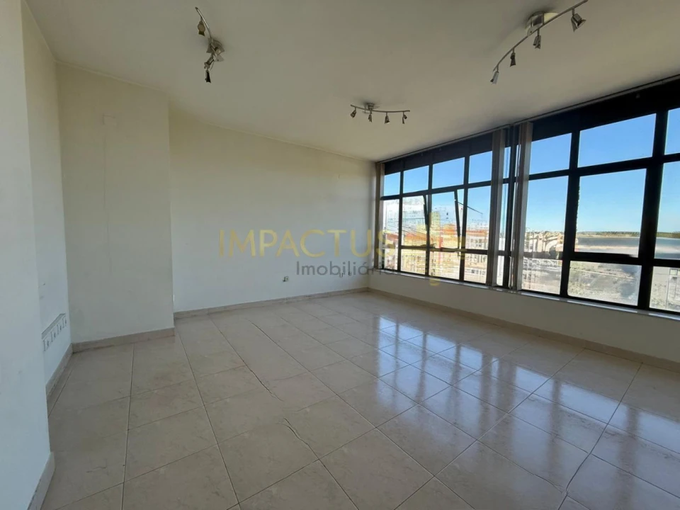 Loja para Arrendamento em Castêlo da Maia Foto 1