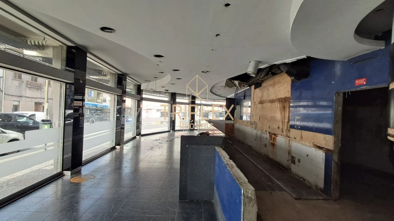 Loja para Arrendamento em Pedrouços Foto 9
