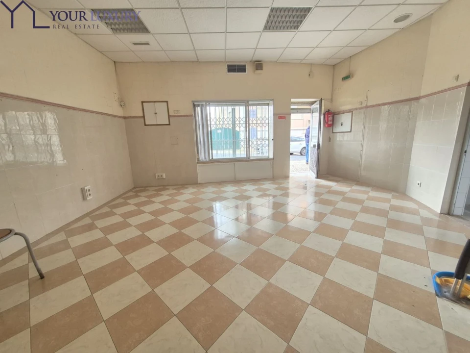 Loja para Arrendamento em Queluz e Belas Foto 1