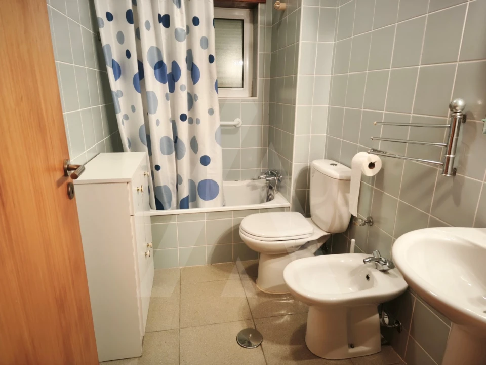 Apartamento T1 para Arrendamento em Alquerubim Foto 11