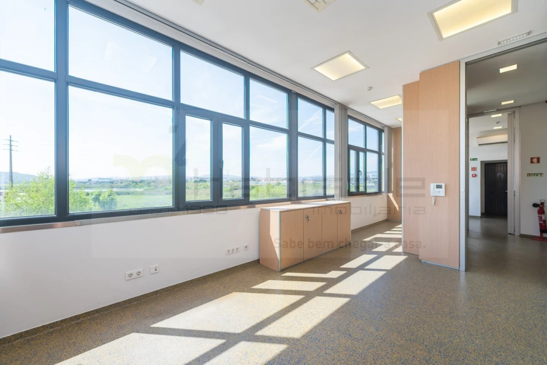 Armazém para Venda em Vialonga Foto 13