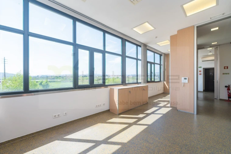 Armazém para Venda em Vialonga Foto 13