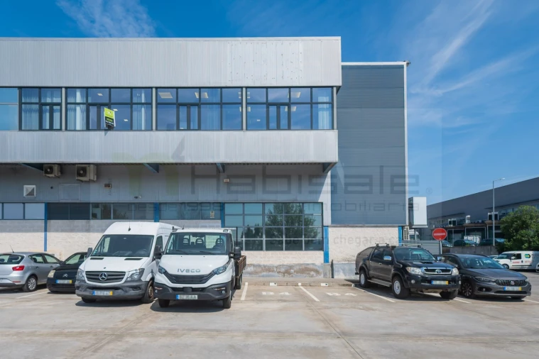 Armazém para Venda em Vialonga