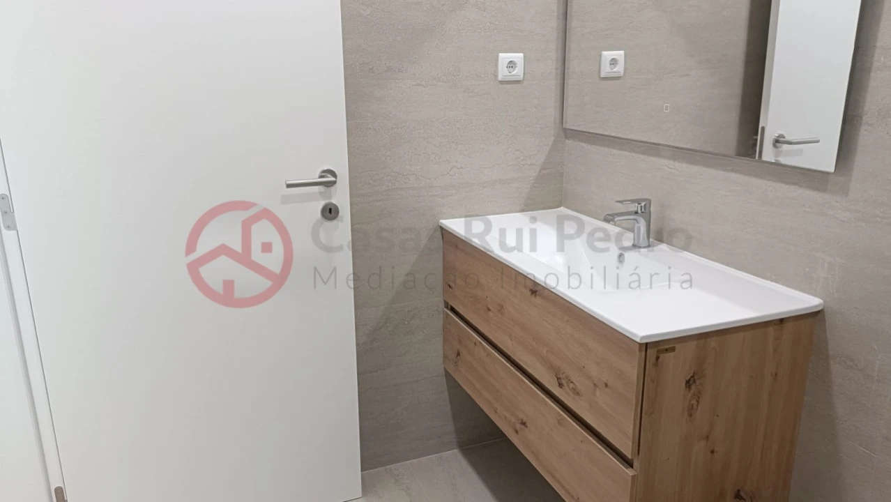 Apartamento T2 para Arrendamento em Laranjeiro e Feijó Foto 16