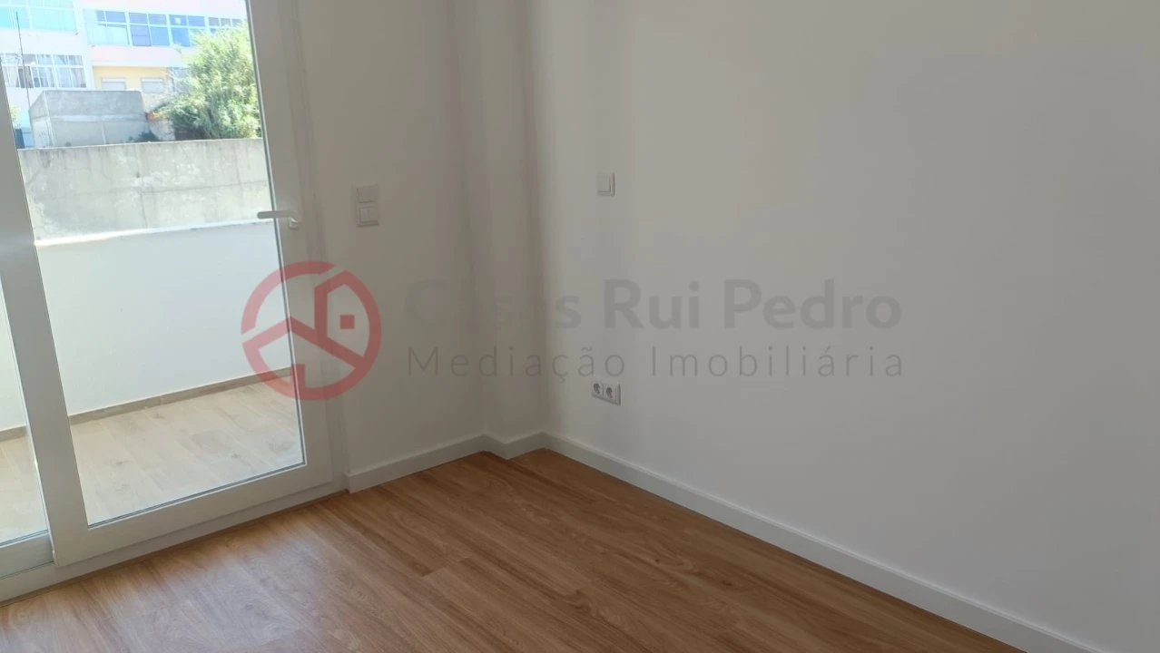 Apartamento T2 para Arrendamento em Laranjeiro e Feijó Foto 18