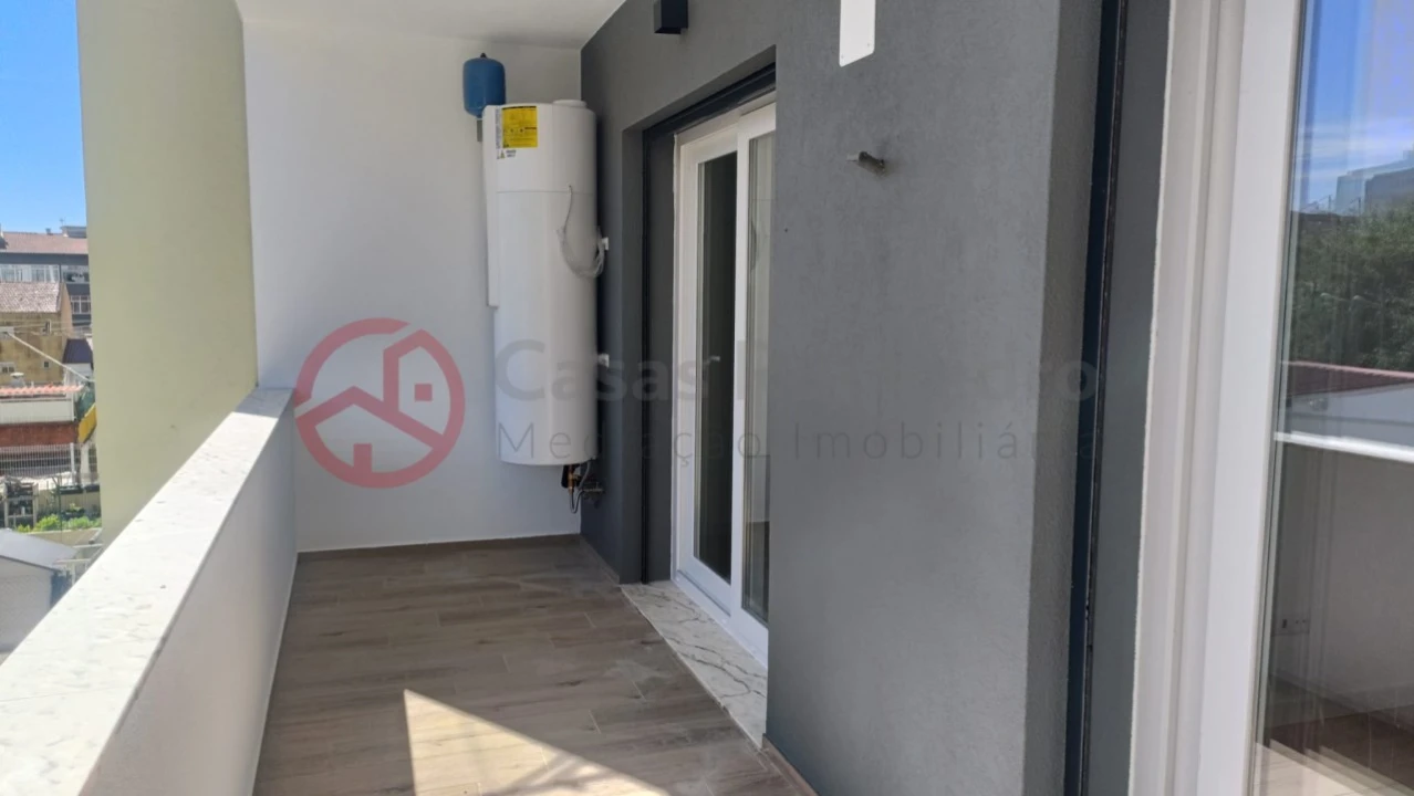 Apartamento T2 para Arrendamento em Laranjeiro e Feijó Foto 1