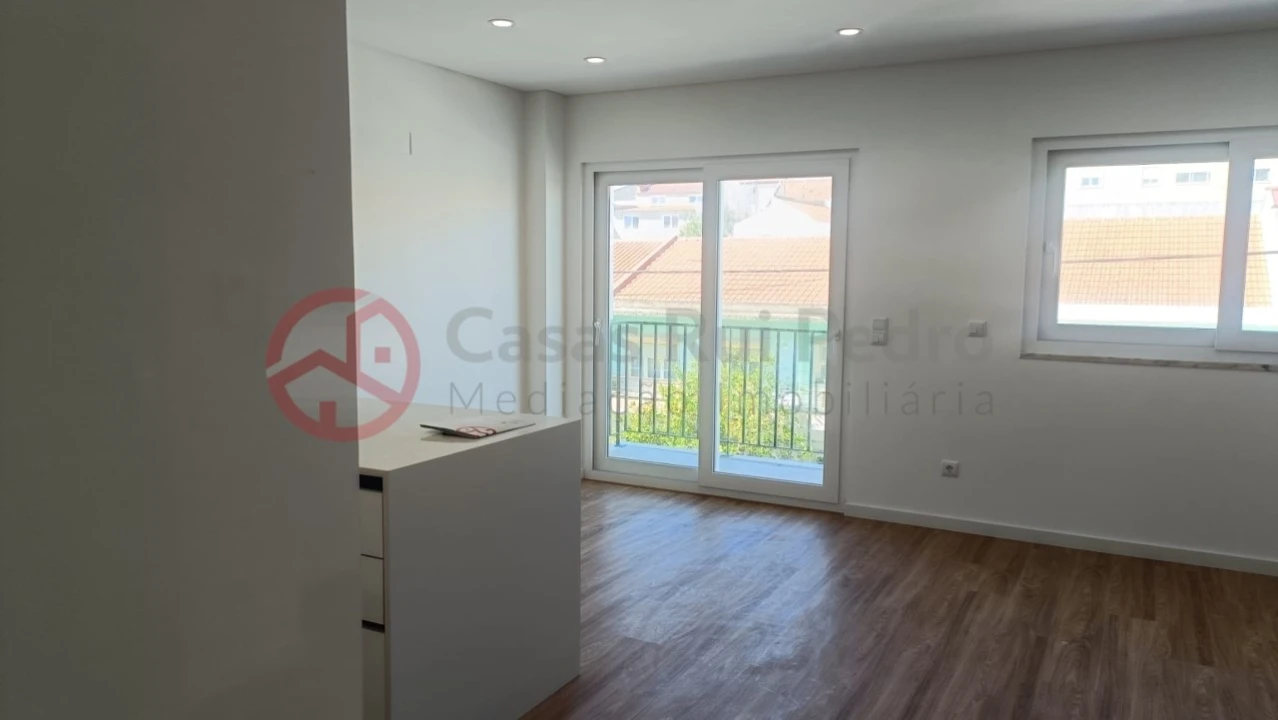 Apartamento T2 para Arrendamento em Laranjeiro e Feijó Foto 1