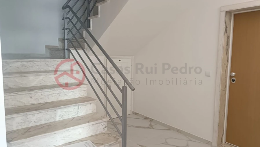 Apartamento T2 para Arrendamento em Laranjeiro e Feijó Foto 35