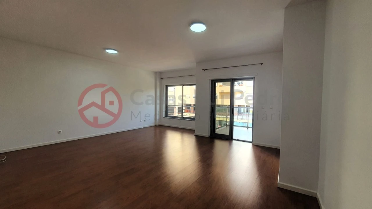 Apartamento T2 para Arrendamento em Laranjeiro e Feijó Foto 2