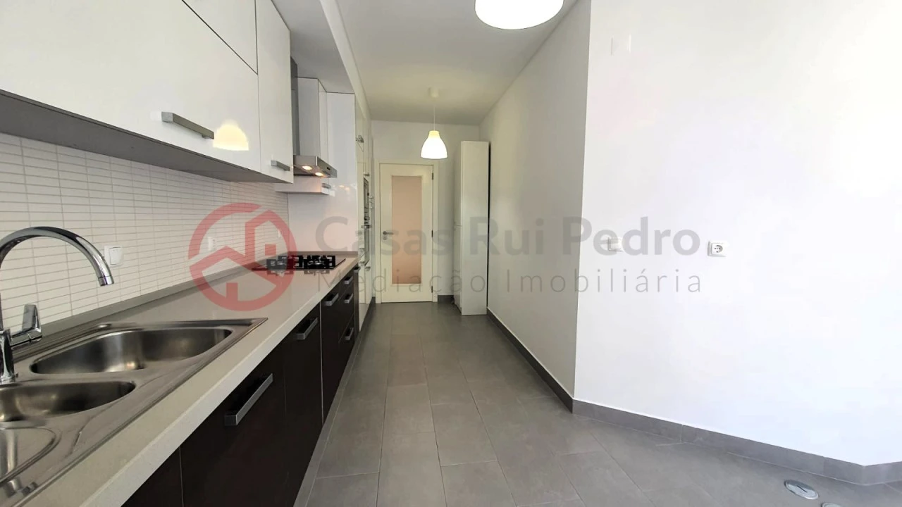 Apartamento T2 para Arrendamento em Laranjeiro e Feijó Foto 8