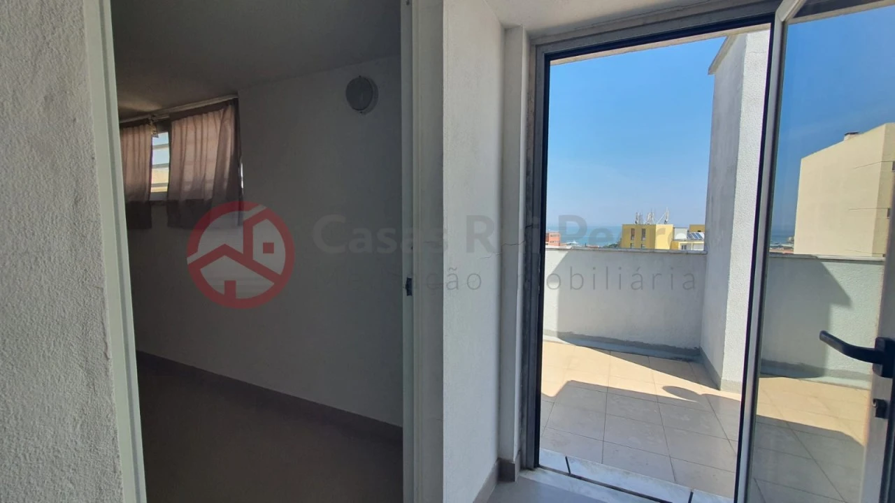 Apartamento T2 para Arrendamento em Laranjeiro e Feijó Foto 10
