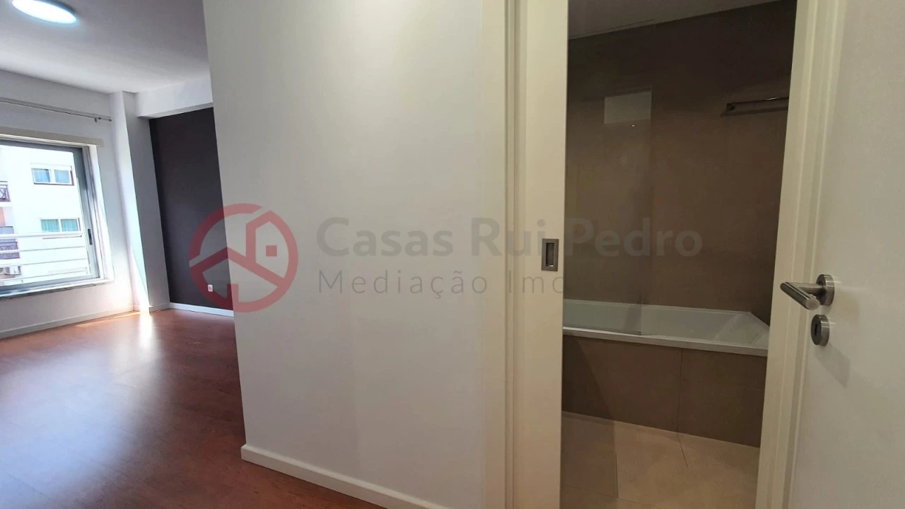 Apartamento T2 para Arrendamento em Laranjeiro e Feijó Foto 15