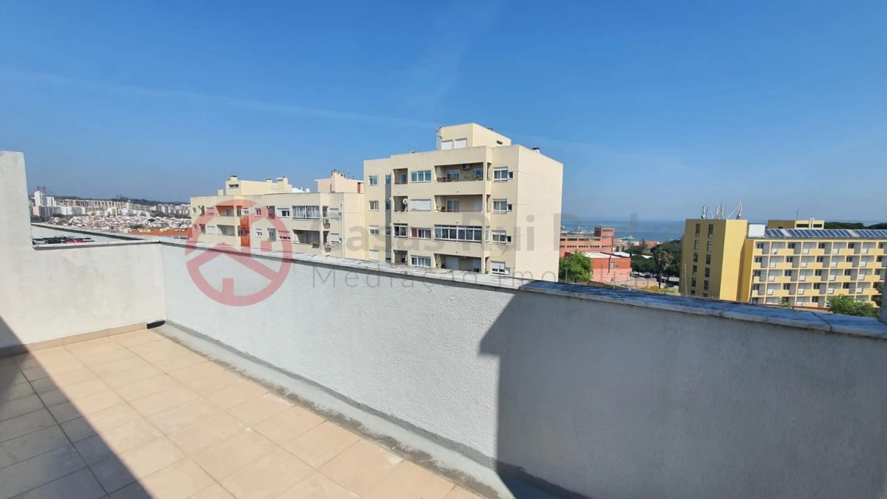 Apartamento T2 para Arrendamento em Laranjeiro e Feijó Foto 21