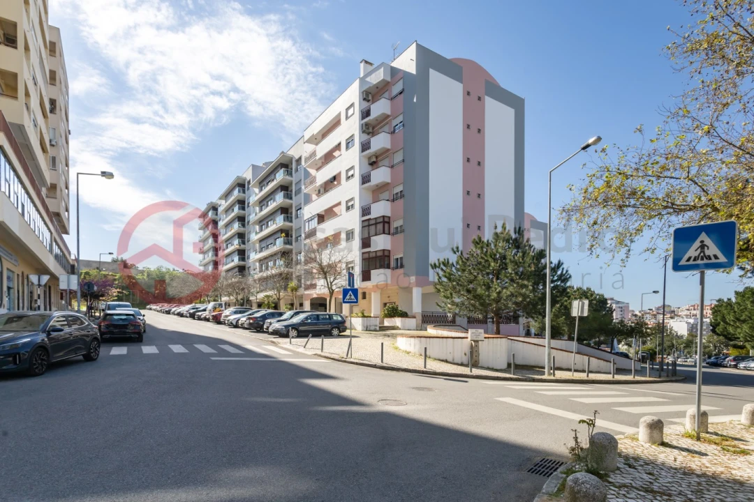 Apartamento T2 para Arrendamento em Laranjeiro e Feijó Foto 1
