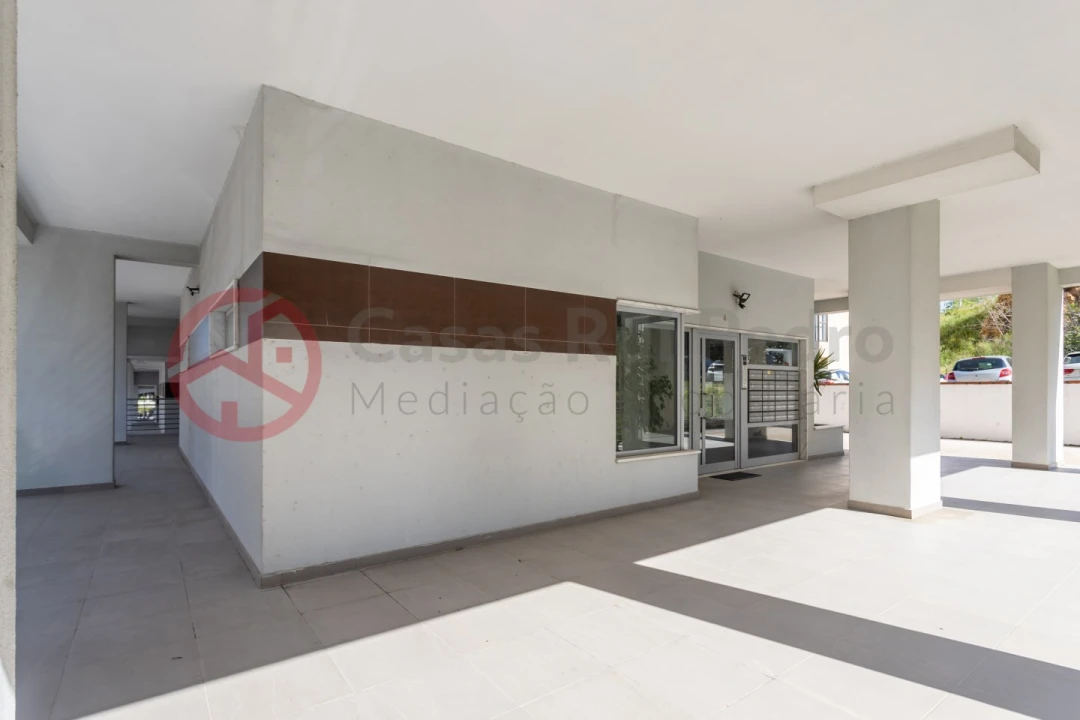 Apartamento T2 para Arrendamento em Laranjeiro e Feijó Foto 9