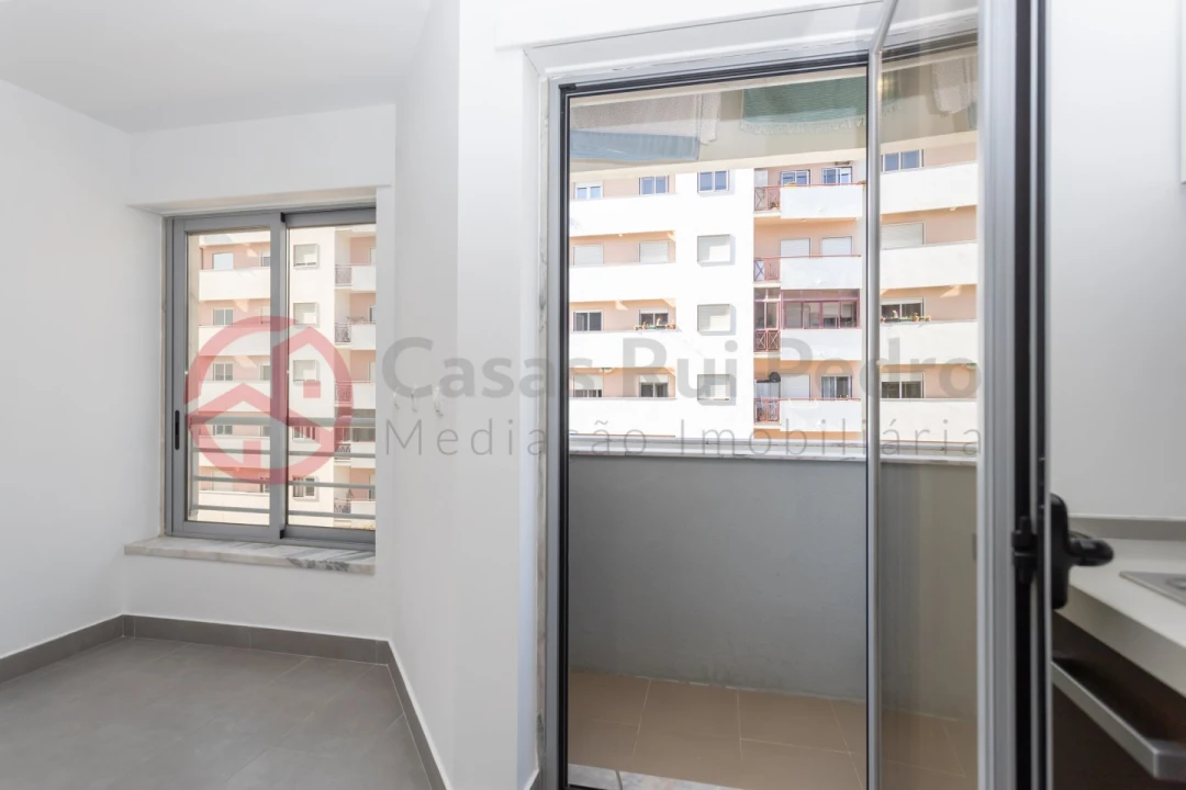 Apartamento T2 para Arrendamento em Laranjeiro e Feijó Foto 24