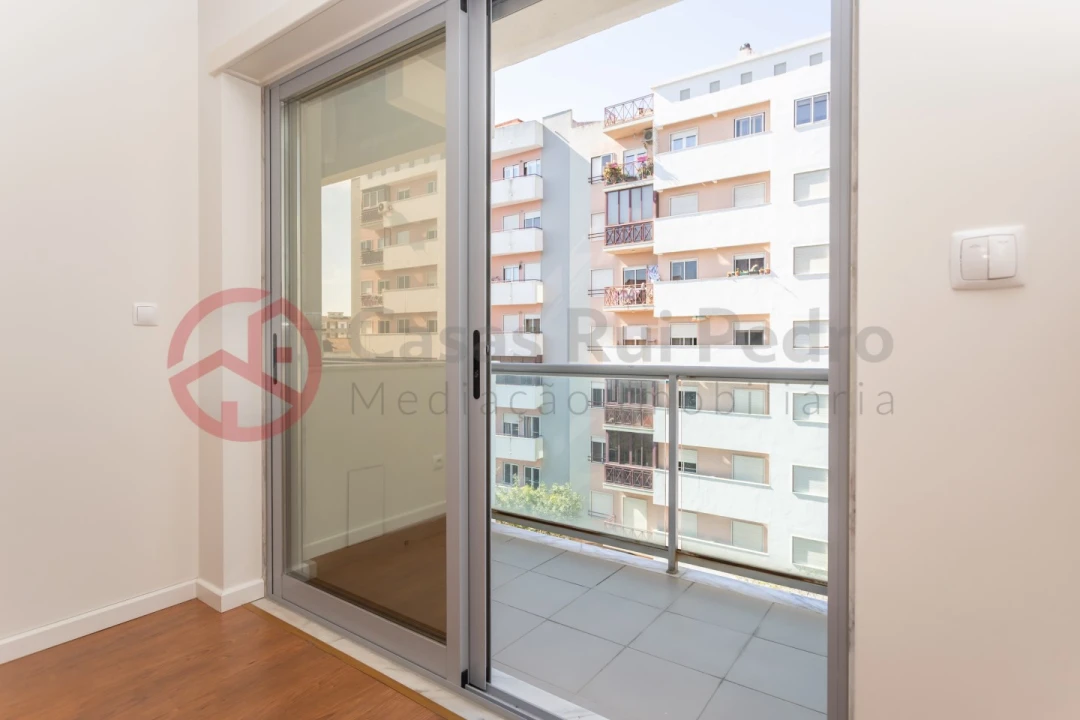 Apartamento T2 para Arrendamento em Laranjeiro e Feijó Foto 45
