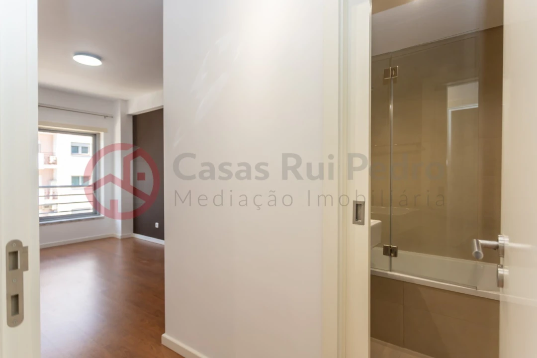 Apartamento T2 para Arrendamento em Laranjeiro e Feijó Foto 48