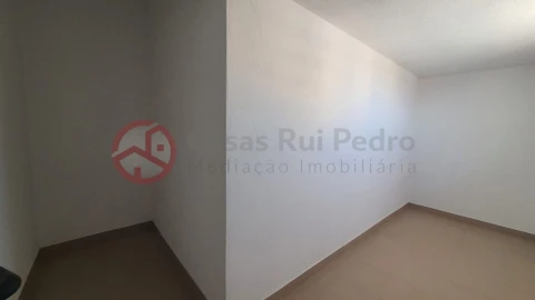 Apartamento T2 para Arrendamento em Laranjeiro e Feijó