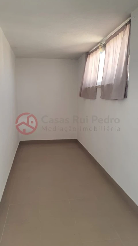 Apartamento T2 para Arrendamento em Laranjeiro e Feijó