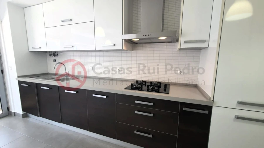 Apartamento T2 para Arrendamento em Laranjeiro e Feijó Foto 5