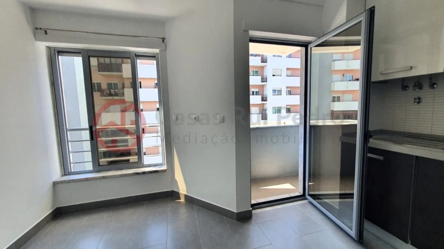 Apartamento T2 para Arrendamento em Laranjeiro e Feijó Foto 9
