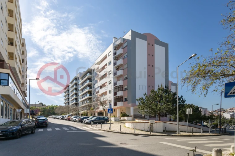 Apartamento T2 para Arrendamento em Laranjeiro e Feijó Foto 2