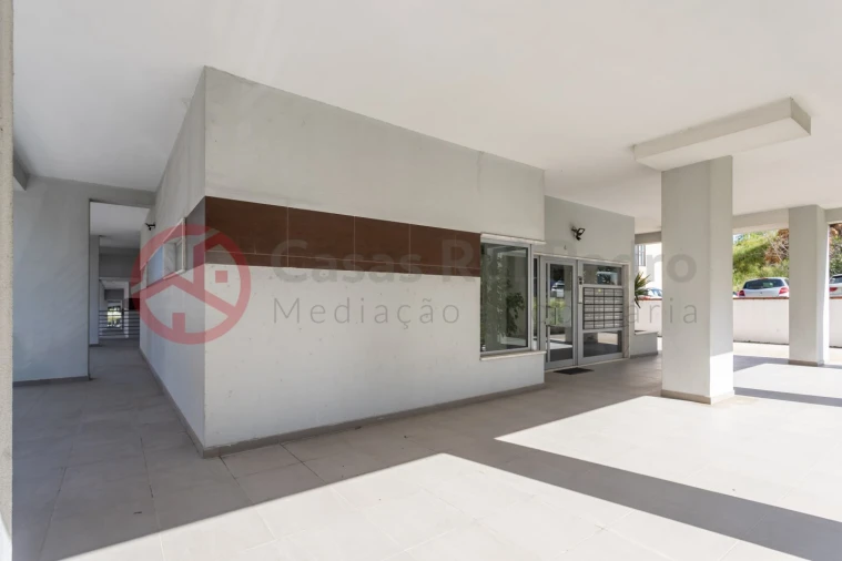 Apartamento T2 para Arrendamento em Laranjeiro e Feijó Foto 9
