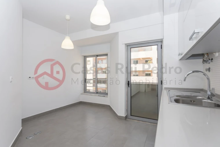 Apartamento T2 para Arrendamento em Laranjeiro e Feijó Foto 21