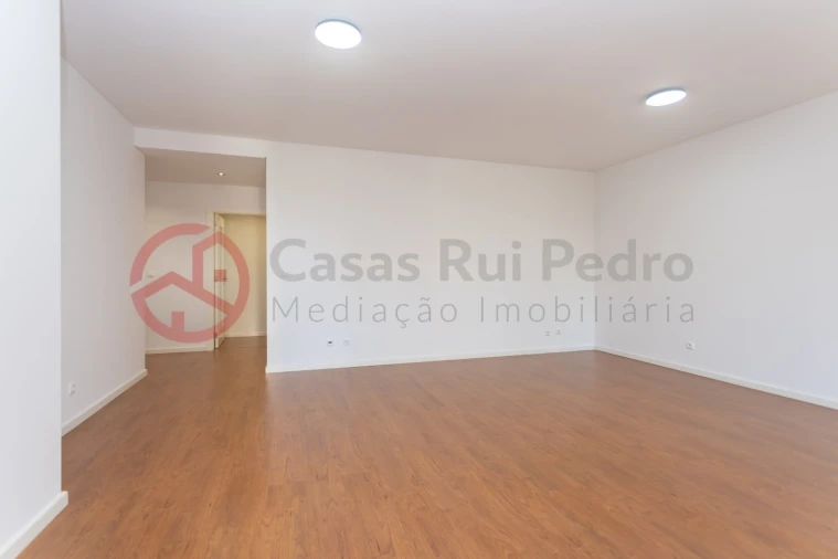 Apartamento T2 para Arrendamento em Laranjeiro e Feijó Foto 37