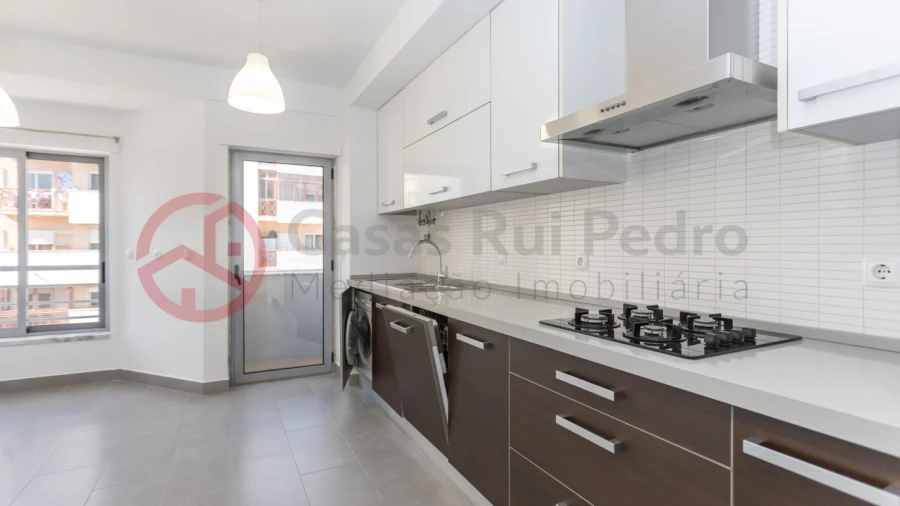Apartamento T2 para Arrendamento em Laranjeiro e Feijó