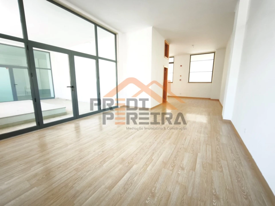 Loja para Venda em Santo António dos Cavaleiros e Frielas Foto 1